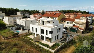LUKSUZEN APARTMA NA 1. NADSTROPJU V OKOLICI UMAGA, 300 M OD MORA