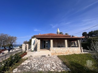 Na prodaj prekrasna hiša s čudovitim sredozemskim vrtom, ki se nahaja v prvi vrsti ob morju!!