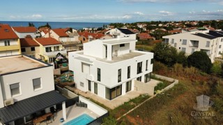 LUKSUZEN APARTMA NA 1. NADSTROPJU V OKOLICI UMAGA, 300 M OD MORA