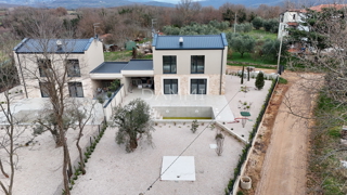 ISTRA, NOVIGRAD - Nova dvojna hiša s bazenom na mirni lokaciji