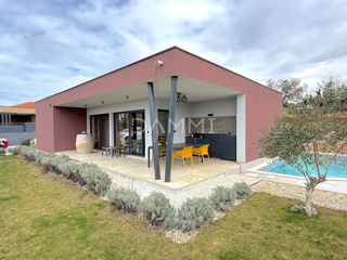 ISTRA, SVETI LOVREČ - MODERNA PRIZEMNICA Z BAZENOM V LEPEM OKOLJU