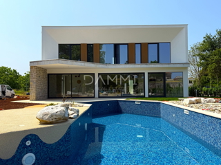 ISTRA, TINJAN - Moderna vila z edinstvenim bazenom in igriščem za padel