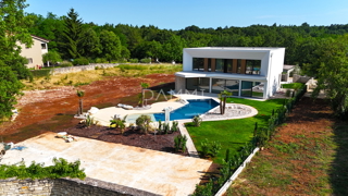 ISTRA, TINJAN - Moderna vila z edinstvenim bazenom in igriščem za padel