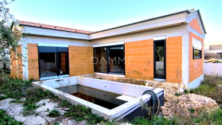 Istra, Ližnjan - hiša z bazenom v roh-bau fazi