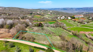 MOTOVUN, OKOLICA - Grajeno zemljišče 815 m2 z odprtim razgledom