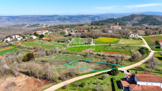 MOTOVUN, OKOLICA - Gradbeno zemljišče 813 m2 z odprtim razgledom