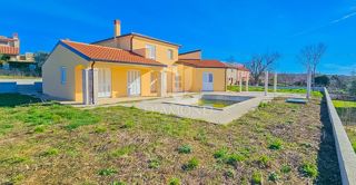 Kastel! Samostojna hiša z bazenom in velikim vrtom v izgradnji!