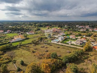 Marčana, okolica, prostorno zemljišče za gradnjo več objektov