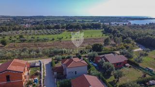 Novigrad, okolica! Čudovita vila v gradnji 700 m od morja!