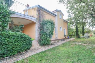 Družinska hiša z lepim dvoriščem, Valtura