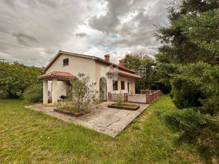 Hiša z velikim vrtom v bližini Labina