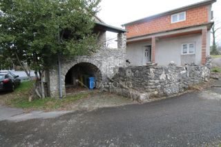 Labin, okolica, avtentična kamnita vrstna hiša s pomožnim objektom