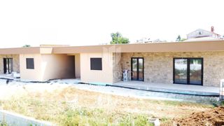 Poreč – okolica, Dvojček v pritličju z bazenom in vrtom