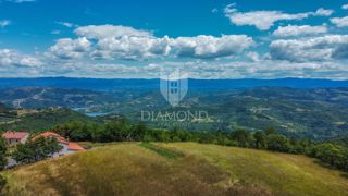 Osrednja Istra, zemljišče 3.874 m² z gradbenim dovoljenjem!