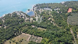 Poreč, okolica Zemljišče v turistični coni tik ob morju (T2, T3)