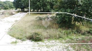 Sv. Lovreč – zemljišče 943 m² za gradnjo vile z bazenom