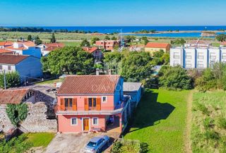 Umag, hiša z 2 apartmajema 500 metrov od morja!