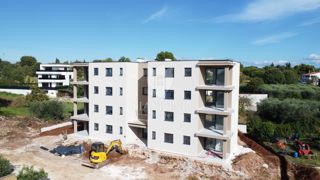 Poreč – novo zgrajeno stanovanje z vrtom