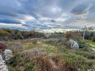 Gradbeno zemljišče s projektom v bližini Vodnjana