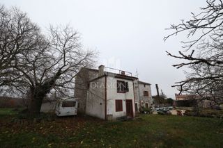 Bale, okolica, kamnita hiša za adaptacijo z velikim dvoriščem