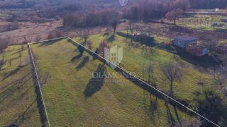 Motovun, okolica, gradbeno zemljišče za vaš dom!