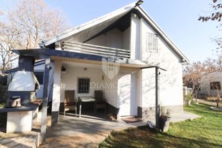 Okolica Fažane: mali raj, dvorišče, 3 sobe in žar