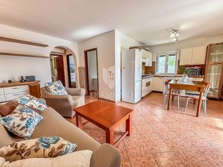 Novigrad, stanovanje v pritličju z vrtom 200m od promenade!