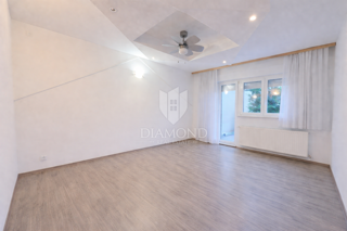 Zagreb, Sesvete! Trisobno stanovanje z velikim dvoriščem!