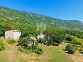 Labin, okolica, lepa posest s tremi objekti za obnovo