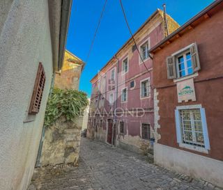 Motovun, hiša v centru z veliko potenciala za investicijo!