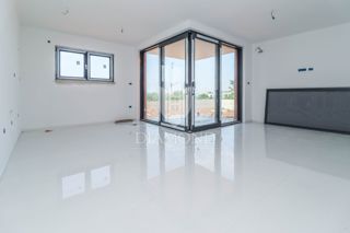 Poreč, pritlični apartma z vrtom 500 m od morja!