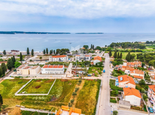 Gradbeno zemljišče s projektom, 300 m od morja, Fažana!