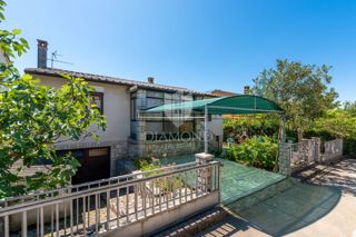 Poreč - samostojna hiša z dvema apartmajema, 800 m od morja