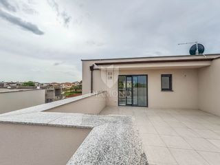 Poreč, okolica, dvoetažni trisobni apartma s pogledom na morje!