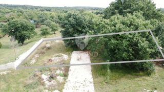 Sv. Lovreč – zemljišče 982 m² z dovoljenjem za vilo in bazen
