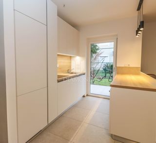 Privlačno stanovanje z zasebnim vrtom v Premanturi