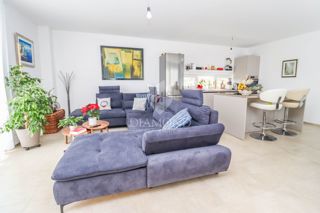 Nova moderna hiša z bazenom v Banjolah