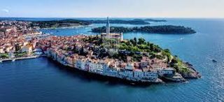 PRILOŽNOST! ROVINJ! 8 GARAŽNIH MEST!