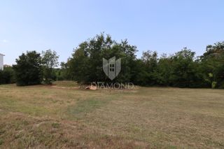 Veliko zazidljivo zemljišče v središču majhne vasi blizu Žminja