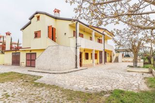 Poreč, okolica hiš z velikim vrtom in pogledom na morje