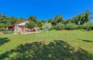 Lovrečica, okolica! Čudovita enonadstropna hiša z velikim vrtom!