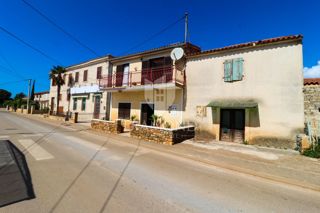Poreč, okolica, hiša s tremi apartmaji in poslovnimi prostori 200 m od morja!