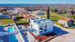 Umag, okolica! Moderno opremljena hiša z bazenom!
