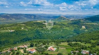 Motovun, okolica! Zemljišče v coni T2 s čudovitim razgledom!