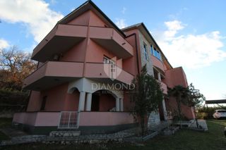 Labin, etaža hiše s 3 apartmaji