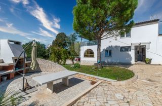 Poreč, okolica, prostorna hiša na iskani lokaciji