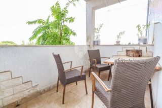 Stanovanje za prenovo in garsonjera v bližini centra Rovinja