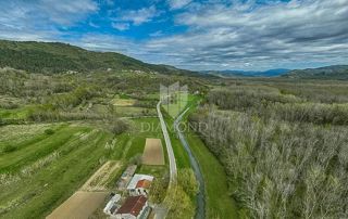 PRILOŽNOST! Motovun, v bližini, čudovito zemljišče 2.277 m2 ob potoku