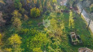 Oprtalj, okolica! Zazidljivo zemljišče na mirni lokaciji!