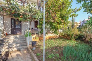 PRILOŽNOST! ROVINJ! STANOVANJE, VRT, PARKIRIŠČE!